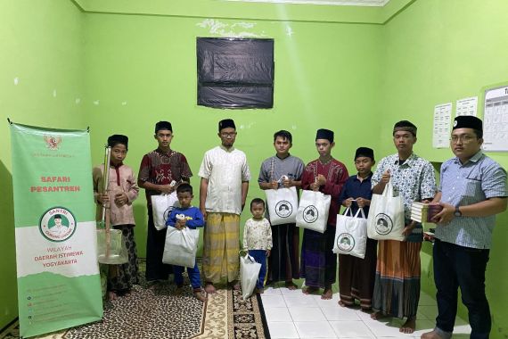 Santri Dukung Ganjar DIY Serahkan Bantuan Untuk Ponpes Al-Kautsar - JPNN.COM