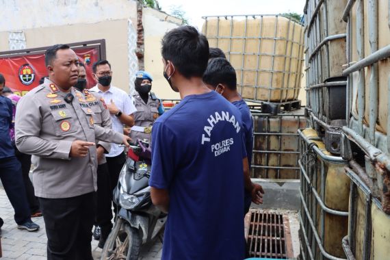 Polres Demak Gulung 3 Pelaku yang Menimbun 1.300 Liter Solar - JPNN.COM