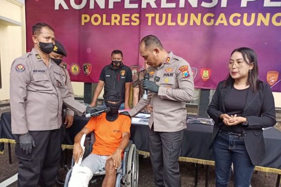 Pembunuh Wanita Muda di Tulungagung Ditembak Polisi, Sekarang Duduk di Kursi Roda - JPNN.COM