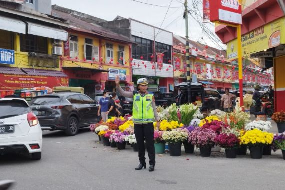 Jelang Imlek, Pasar Sago Pekanbaru Ramai Pengunjung, Polisi Turun Tangan - JPNN.COM