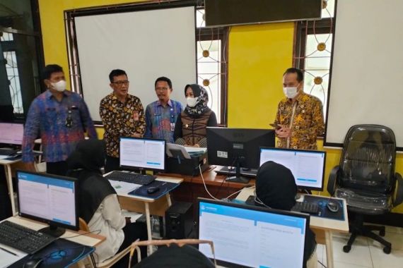 117 Peserta Mengikuti CAT UNBK PPPK Guru di Kota Mojokerto, Ning Ita Berpesan Begini - JPNN.COM