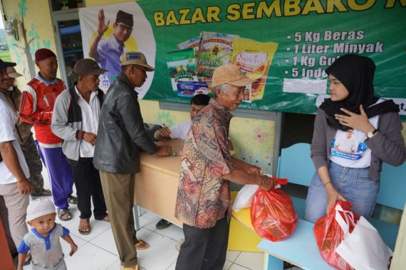 Sukarelawan Sandiaga Uno Gelar Bazar Sembako Murah di Kabupaten Bandung Barat - JPNN.COM