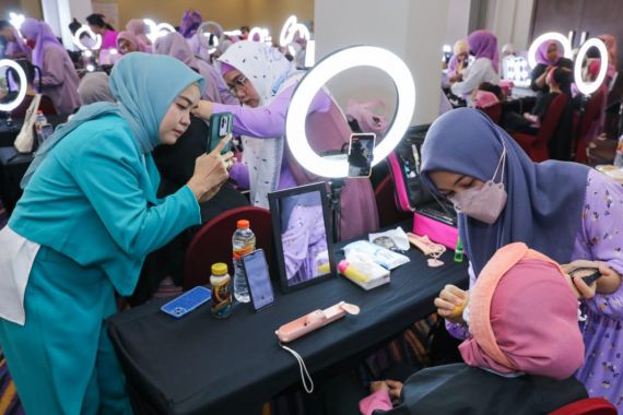 Srikandi Ganjar Sulsel Gelar Make Up Competition di Makassar - JPNN.COM