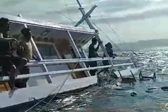 Kapal Wisata Tenggelam di Labuan Bajo, Tim SAR Masih Evakuasi Penumpang - JPNN.COM