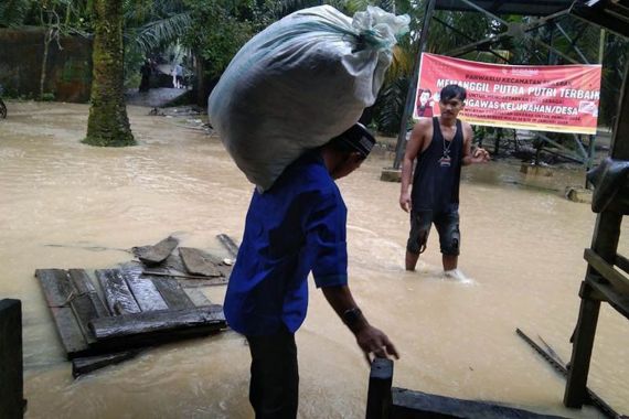 Rumah Terendam Banjir, Ratusan Keluarga di Aceh Mengungsi - JPNN.COM