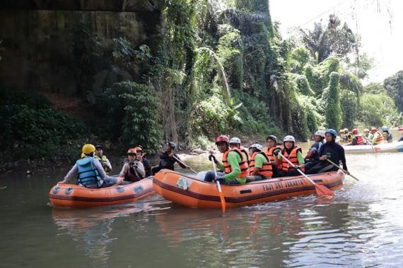 KLHK Ajak Masyarakat dan Dunia Usaha Bergotong Royong Bersihkan Sungai Ciliwung - JPNN.COM
