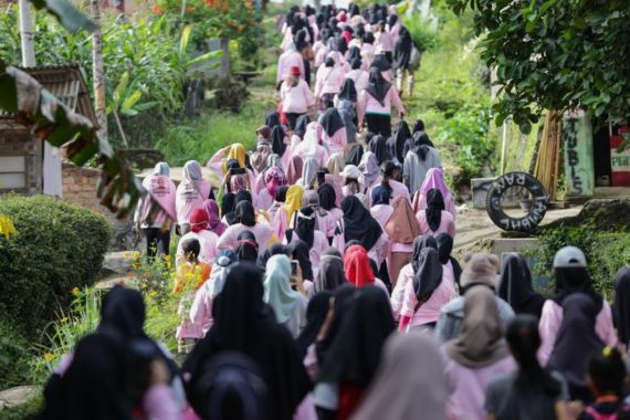 Srikandi Ganjar Lampung Gelar Kegiatan Jalan Sehat - JPNN.COM