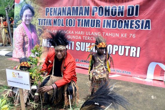 Rayakan HUT ke-76 Megawati, Bung Komar Pimpin Kader PDIP Tanam Pohon di Batas Negara - JPNN.COM