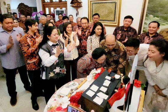 Suasana Perayaan Ultah ke-76 Megawati, Ada Kue Dihiasi Patung Anime Diapit Dwiwarna - JPNN.COM