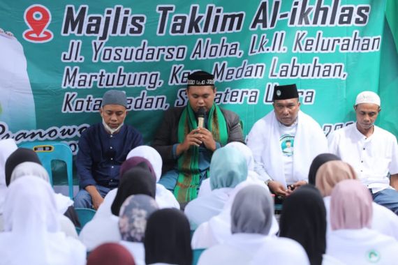 Tuan Guru Dukung Ganjar Serahkan Bantuan kepada Majelis Taklim Al Ikhlas di Medan - JPNN.COM