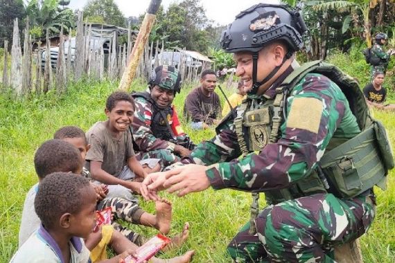 Pascaaksi Teror KSB, Prajurit TNI Beri Trauma Healing bagi Masyarakat Kampung Tulo - JPNN.COM