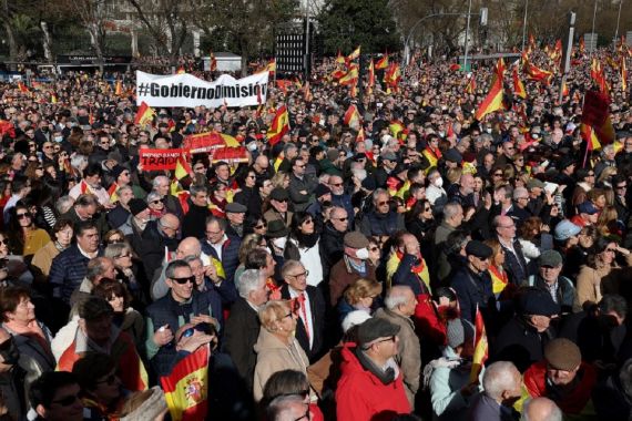 Klaim Demokrasi Terancam, Puluhan Ribu Warga Spanyol Berdemonstrasi di Akhir Pekan - JPNN.COM