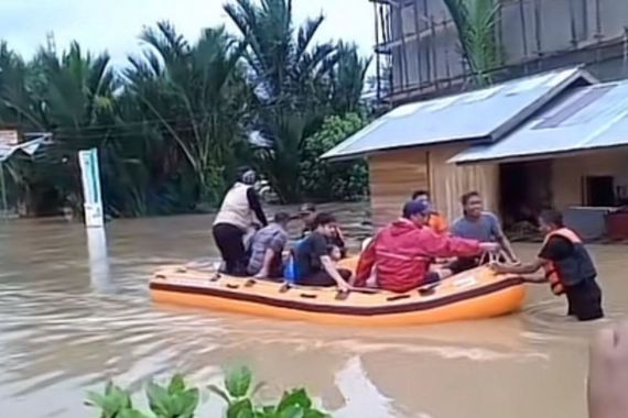 Banjir Mulai Surut, Ribuan Warga Pidie Pilih Bertahan di Pengungsian - JPNN.COM