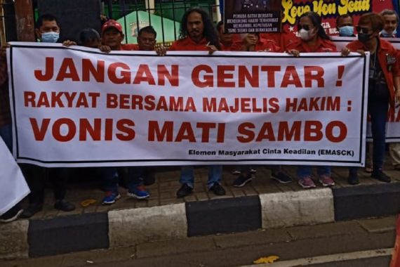 Datangi PN Jaksel, Demonstran Minta Ferdy Sambo Dihukum Mati - JPNN.COM