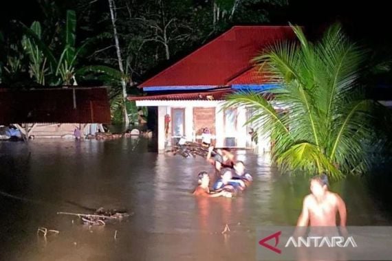 Curah Hujan Tinggi, 17 Rumah Terendam Banjir di Agam, 1 KK Dievakuasi - JPNN.COM