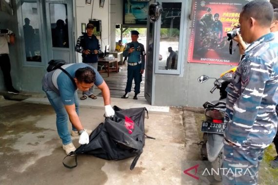 Lanal Bengkulu Mengevakuasi Mayat Pria Tanpa Identitas di Dermaga Pulau Baai - JPNN.COM