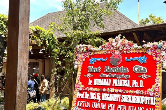 Penghormatan Terakhir PDIP untuk Almarhum Prakosa - JPNN.COM