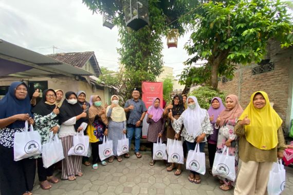 Santri Dukung Ganjar DIY Serahkan Bantuan Untuk Ibu-Ibu Pengajian - JPNN.COM