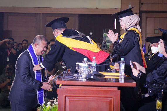 Cucun Ahmad Syamsurijal Menyandang Gelar Doktor, Lulus Cum Laude - JPNN.COM