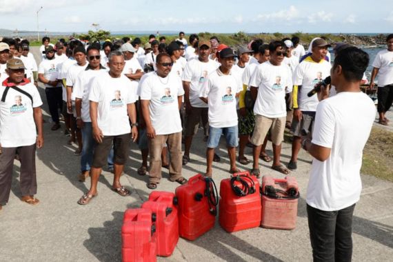 Komunitas Pendukung Ganjar Beri Sembako & Bahan Bakar untuk Nelayan di Pangandaran - JPNN.COM