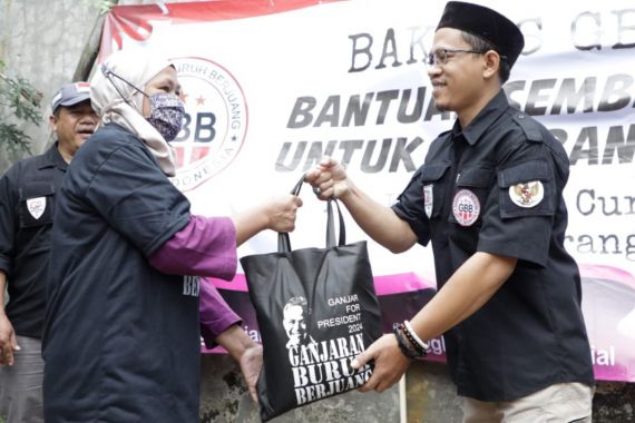 Ganjaran Buruh Berjuang Salurkan Paket Sembako untuk Korban PHK - JPNN.COM