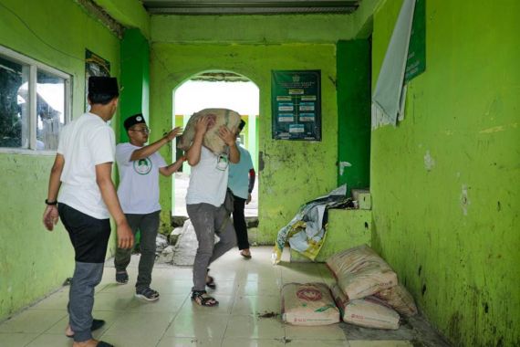 Santri Dukung Ganjar Bantu Perbaikan Ponpes Terdampak Gempa Cianjur - JPNN.COM