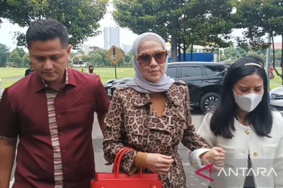 Venna Melinda Tiba di Polda Jatim, Mau Berdamai dengan Ferry Irawan? - JPNN.COM