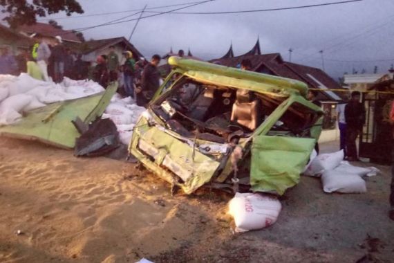 Kecelakaan Maut Beruntun di Lintas Padang-Bukittinggi, Tiga Orang Tewas - JPNN.COM