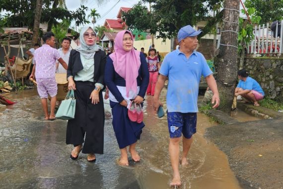 Kakankemenag Manado Meninjau Lokasi Banjir Bandang, Bawa Bantuan untuk Para Korban  - JPNN.COM