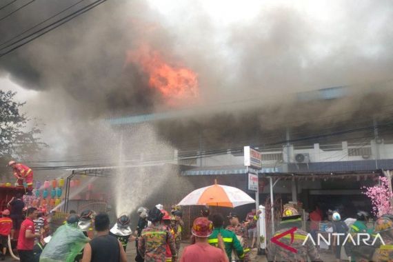 Kebakaran Melanda 6 Ruko di Singkawang Barat - JPNN.COM