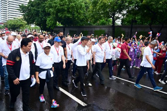 Jokowi Gowes dan Jalan Santai di Bundaran HI, Lihat Siapa Menteri yang Mendampingi - JPNN.COM