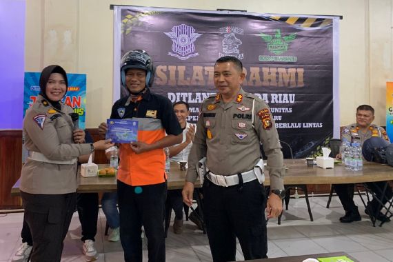 Kampanye Keselamatan Berlalu Lintas, Ditlantas Polda Riau Beri Edukasi kepada Komunitas Motor - JPNN.COM
