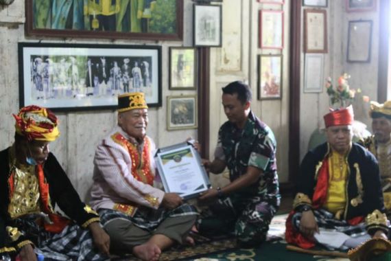 Sultan Buton LM Izzat Manarfa Dapat Penghargaan dari Pangdam Hasanuddin - JPNN.COM