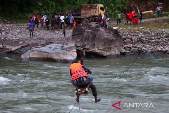 Dua Anggota Polres Pegubin yang Jatuh di Sungai Diguel Belum Ditemukan - JPNN.COM