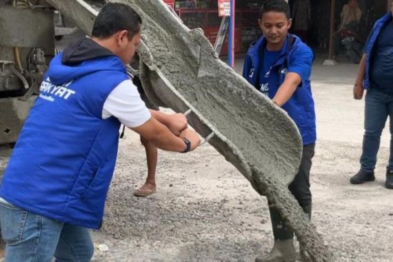 Pemkot Pekanbaru Tak Perbaiki Jalan Rusak, Masyarakat Minta Bantuan Demokrat, Langsung Kelar - JPNN.COM