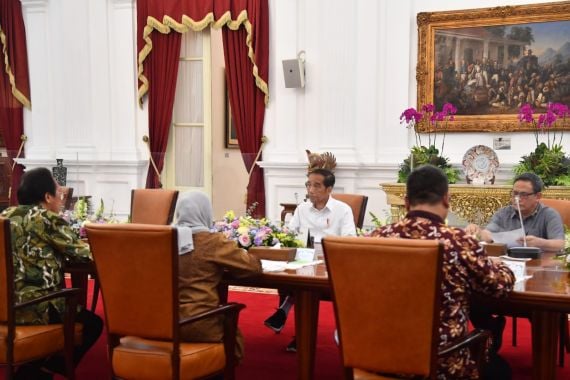 Jokowi Terima Tokoh Kehutanan di Istana, Tetapi Tak Ada Menteri yang Mendampingi, Lihat - JPNN.COM