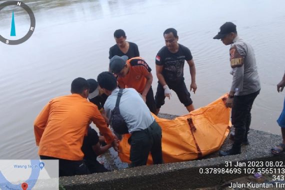 Hendak Buang Sampah, Riski Temukan Mayat Wanita di Sungai Indragiri, Gempar - JPNN.COM