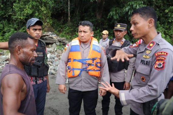 Bawa Senjata Api, 3 Anggota Polres Pegunungan Bintang Hilang - JPNN.COM