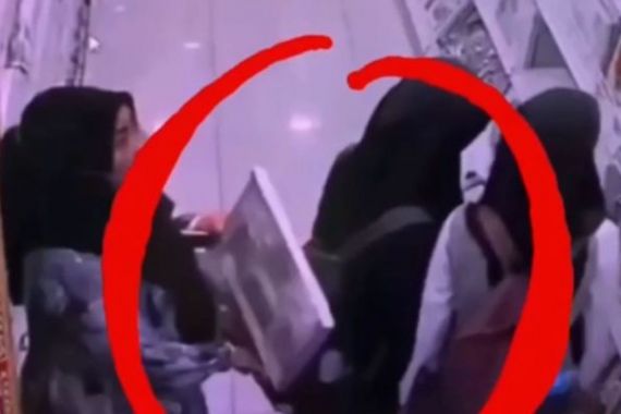 Wanita Berhijab Terekam CCTV Berbuat Terlarang di Mal, Videonya Viral - JPNN.COM