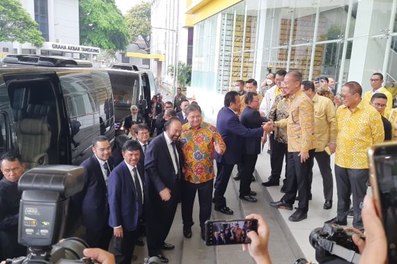 Surya Paloh Datangi Golkar, Lihat Ada Menteri Jokowi yang Dibawa, Siapa? - JPNN.COM