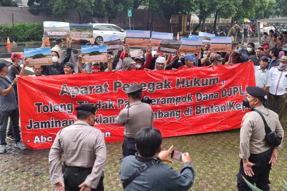 Geruduk KPK, Massa Minta Firli Cs Proses Kasus DJPL di Bintan - JPNN.COM