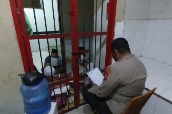 Kapolsek Mamajang Beri Bimbingan Rohani kepada Para Tahanan, Ini Harapannya - JPNN.COM