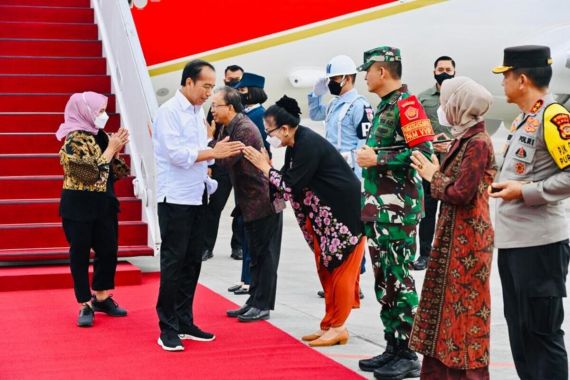 Jokowi Tinggalkan Jakarta pada Rabu Pon, Lihat Siapa Menteri yang Mendampingi - JPNN.COM