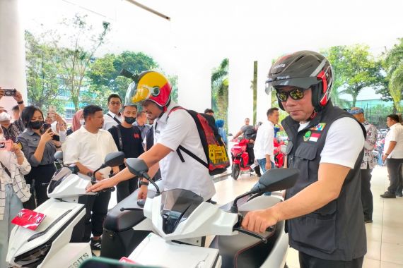 Ridwan Kamil dan Bobby Nasution Keliling Kota Medan Naik Motor Listrik - JPNN.COM
