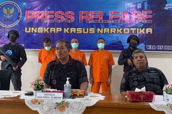 3 Remaja Bawa Ganja Kering 24 Kg Ditangkap BNNP Sumbar - JPNN.COM
