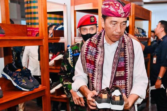 Kala Jokowi Beli Sepatu Khas Tenun Bali, Basuki pun Terpancing - JPNN.COM