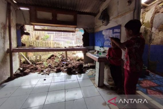 Puluhan Rumah Warga di Garut Rusak Diguncang Gempa Sesar Garsela - JPNN.COM
