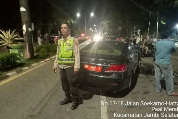 2 Pelajar Pacaran Pakai Mobil Dinas DPRD, Tabrak Tiang, Sontak Viral - JPNN.COM