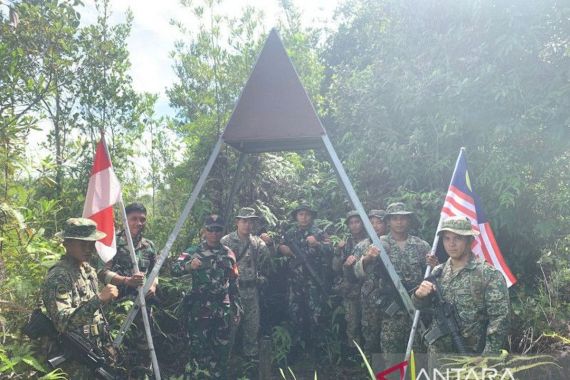 TNI dan TDM Patroli Bersama Patok Batas Indonesia - Malaysia - JPNN.COM