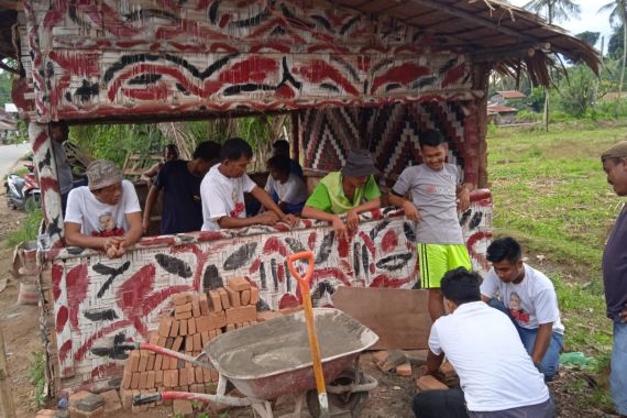 Orang Muda Ganjar Sumut Perbaiki Posko Batak Bersatu di Kabupaten Karo - JPNN.COM